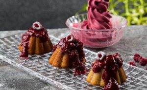 עוגות יוגורט אישיות עם פירות יער מיקי שמו ופרימור צילום איתיאל ציון