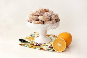 עוגיות יויו מטוגנות עם קוקוס ותפוזים לחנוכה צילום ענבל לביא